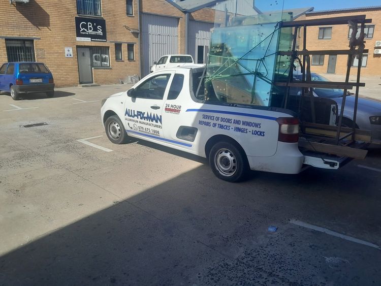 The Alufixman bakkie carrying sheets of glass